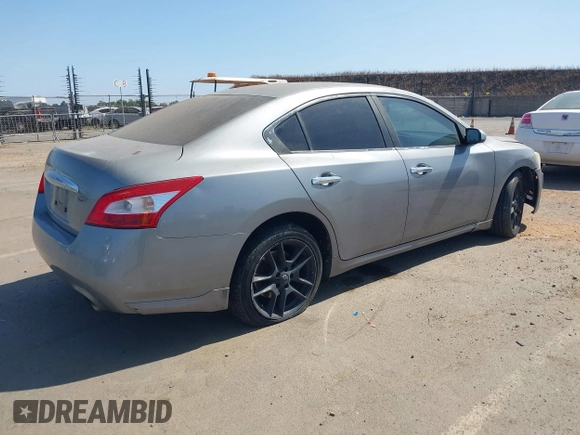 2009 Nissan Maxima S z VIN 1N4AA51E89C853790, wystawiony jako IAAI lot #42429971 z przebiegiem 240 525 mil mil oraz . Historia ofert i sprzedaży dostępna na DreamBid. Obrazek 4.