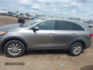 2016 Kia Sorento LX with VIN 5XYPG4A57GG003204, listed as a IAAI auction lot 42053975 with 189,653 mi miles. Bid and sale history available at carsss.com. Image 14.