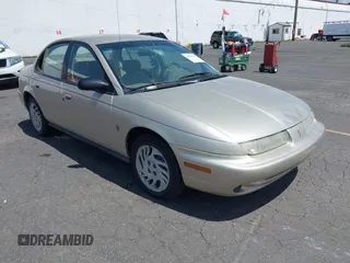 1999 Saturn SL z VIN 1G8ZK5275XZ283178, wystawiony jako IAAI lot #42303549 z przebiegiem 216 776 mil mil oraz . Historia ofert i sprzedaży dostępna na DreamBid. Obrazek 1.