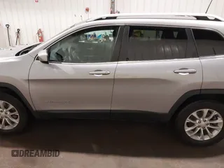 2019 Jeep Cherokee Latitude z VIN 1C4PJMCB0KD122398, wystawiony jako IAAI lot #41798728 z przebiegiem 117 810 mil mil oraz . Historia ofert i sprzedaży dostępna na DreamBid. Obrazek 14.