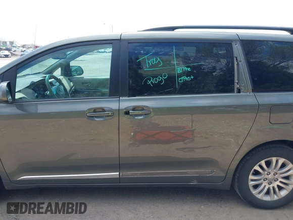 2012 Toyota Sienna XLE AAS z VIN 5TDYK3DC0CS221618, wystawiony jako IAAI lot #41983806 z przebiegiem 200 851 mil mil oraz . Historia ofert i sprzedaży dostępna na DreamBid. Obrazek 15.