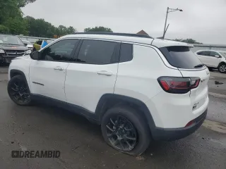 2022 Jeep Compass Latitude Lux z VIN 3C4NJDFB3NT127175, wystawiony jako Copart lot #60349925 z przebiegiem 58 465 mil mil oraz Szkoda całkowita • Salvage title. Historia ofert i sprzedaży dostępna na DreamBid. Obrazek 2.