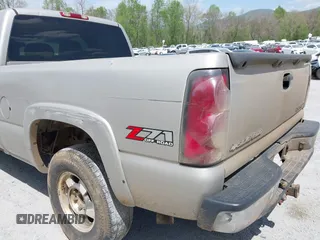 2005 Chevrolet Silverado 1500 Z71 with VIN 1GCEK19Z15Z192815, listed as a IAAI auction lot 42071205 with 352,883 mi miles. Bid and sale history available at carsss.com. Image 20.