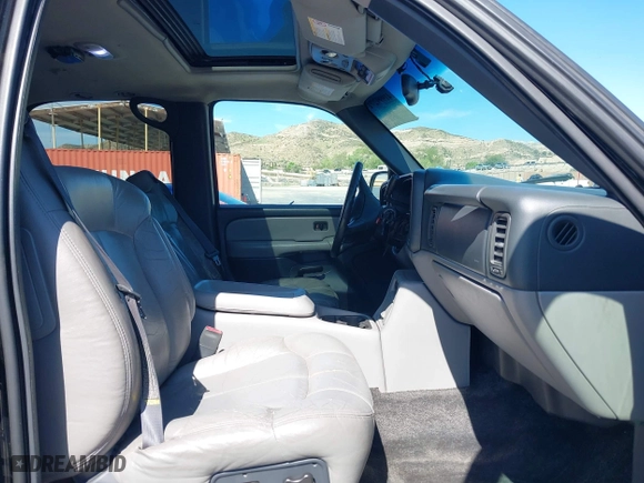 2001 Chevrolet Tahoe LT with VIN 1GNEC13T31R122882, listed as a IAAI auction lot 41999271 with 211,687 mi miles. Bid and sale history available at carsss.com. Image 5.