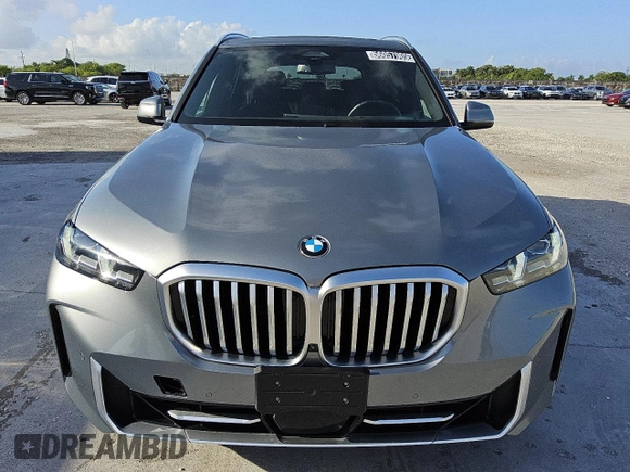 2024 BMW X5 xDrive40i z VIN 5UX23EU05R9T53848, wystawiony jako Copart lot #56057905 z przebiegiem 45 572 mil mil oraz Tytuł czysty. Historia ofert i sprzedaży dostępna na DreamBid. Obrazek 5.