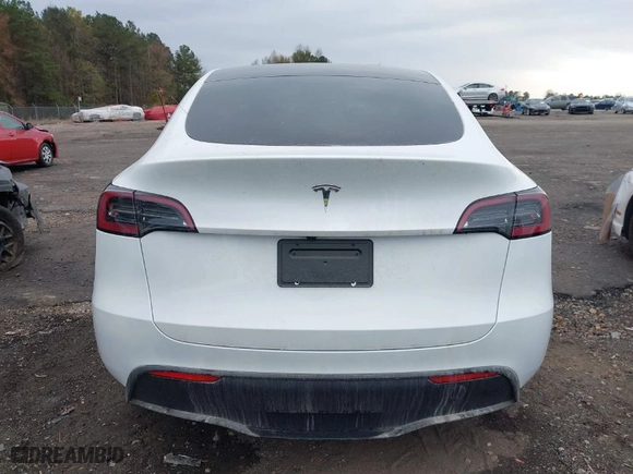 2024 Tesla Model Y with VIN 7SAYGDED5RA333553, listed as a IAAI auction lot 40809117 with NaN miles. Bid and sale history available at carsss.com. Image 16.