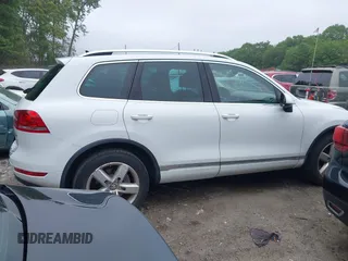 2012 Volkswagen Touareg Lux z VIN WVGEK9BPXCD008999, wystawiony jako IAAI lot #42455493 z przebiegiem 107 032 mil mil oraz . Historia ofert i sprzedaży dostępna na DreamBid. Obrazek 13.