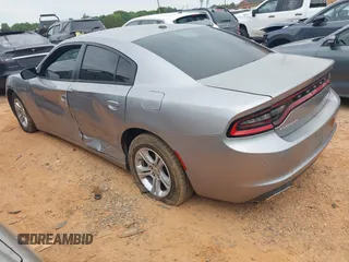 2015 Dodge Charger SE z VIN 2C3CDXBGXFH812970, wystawiony jako IAAI lot #42302350 z przebiegiem 204 107 mil mil oraz . Historia ofert i sprzedaży dostępna na DreamBid. Obrazek 3.