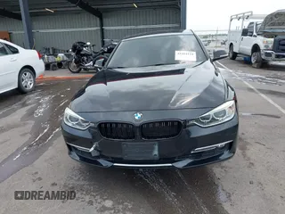 2015 BMW 3 Series 328i xDrive z VIN WBA3B5G56FNS18880, wystawiony jako IAAI lot #42454124 z przebiegiem 63 217 mil mil oraz . Historia ofert i sprzedaży dostępna na DreamBid. Obrazek 13.