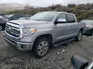 2017 Toyota Tundra Platinum z VIN 5TFAW5F1XHX623404, wystawiony jako Copart lot #50293665 z przebiegiem 102 239 mil mil oraz Szkoda całkowita • Salvage title. Historia ofert i sprzedaży dostępna na DreamBid. Obrazek 1.
