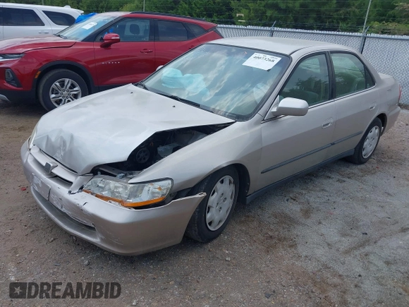 1998 Honda Accord LX z VIN 1HGCG5645WA044595, wystawiony jako IAAI lot #40073268 z przebiegiem 197 055 mil mil oraz . Historia ofert i sprzedaży dostępna na DreamBid. Obrazek 2.