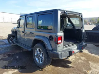 2021 Jeep Wrangler Unlimited Sahara Altitude z VIN 1C4HJXEN9MW645794, wystawiony jako IAAI lot #41807183 z przebiegiem 84 043 mil mil oraz . Historia ofert i sprzedaży dostępna na DreamBid. Obrazek 3.