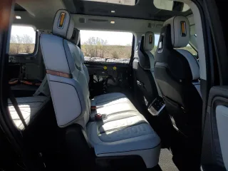 2023 Rivian R1S Adventure z VIN 7PDSGABA3PN025254, wystawiony jako Copart lot #53902505 z przebiegiem 15 570 mil mil oraz Szkody całkowita. Historia ofert i sprzedaży dostępna na DreamBid. Obrazek 11.