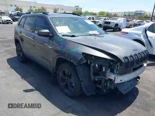 2018 Jeep Cherokee Latitude Tech Connect z VIN 1C4PJLCB8JD568422, wystawiony jako IAAI lot #42076237 z przebiegiem 88 382 mil mil oraz . Historia ofert i sprzedaży dostępna na DreamBid. Obrazek 13.