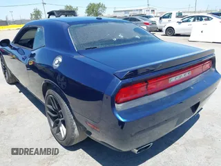 2013 Dodge Challenger R/T z VIN 2C3CDYBT9DH565280, wystawiony jako IAAI lot #42315527 z przebiegiem 128 638 mil mil oraz . Historia ofert i sprzedaży dostępna na DreamBid. Obrazek 3.