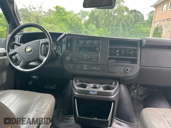 2021 Chevrolet Express Passenger LS z VIN 1GAZGNFPXM1170072, wystawiony jako Copart lot #64797015 z przebiegiem 273 908 mil mil oraz Czysty tytuł • Clean title. Historia ofert i sprzedaży dostępna na DreamBid. Obrazek 8.