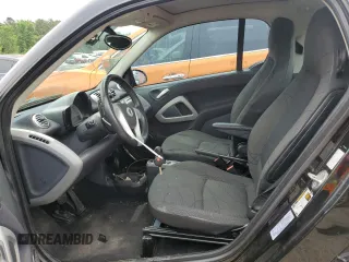2014 Smart fortwo Pure z VIN WMEEJ3BA2EK733447, wystawiony jako Copart lot #53882735 z przebiegiem Nie podano mil oraz Tytuł czysty. Historia ofert i sprzedaży dostępna na DreamBid. Obrazek 7.