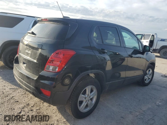2021 Chevrolet Trax LS z VIN KL7CJKSB5MB303139, wystawiony jako Copart lot #46196595 z przebiegiem 59 255 mil mil oraz Szkoda całkowita • Salvage title. Historia ofert i sprzedaży dostępna na DreamBid. Obrazek 3.