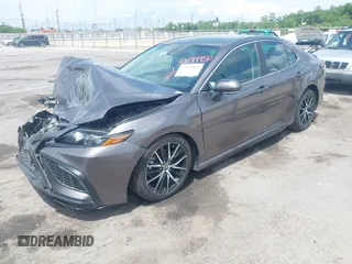 2022 Toyota Camry SE z VIN 4T1G11AK0NU057778, wystawiony jako IAAI lot #42094950 z przebiegiem 115 649 mil mil oraz . Historia ofert i sprzedaży dostępna na DreamBid. Obrazek 17.