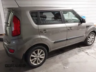 2013 Kia Soul + z VIN KNDJT2A69D7625620, wystawiony jako IAAI lot #41370053 z przebiegiem 70 662 mil mil oraz . Historia ofert i sprzedaży dostępna na DreamBid. Obrazek 4.