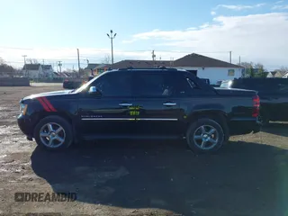 2012 Chevrolet Avalanche LTZ with VIN 3GNTKGE78CG152542, listed as a IAAI auction lot 42033673 with 177,870 mi miles. Bid and sale history available at carsss.com. Image 13.