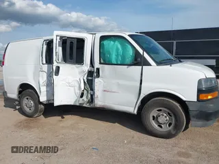 2019 Chevrolet Express Cargo z VIN 1GCWGAFP0K1312719, wystawiony jako IAAI lot #42209808 z przebiegiem 99 944 mil mil oraz . Historia ofert i sprzedaży dostępna na DreamBid. Obrazek 6.
