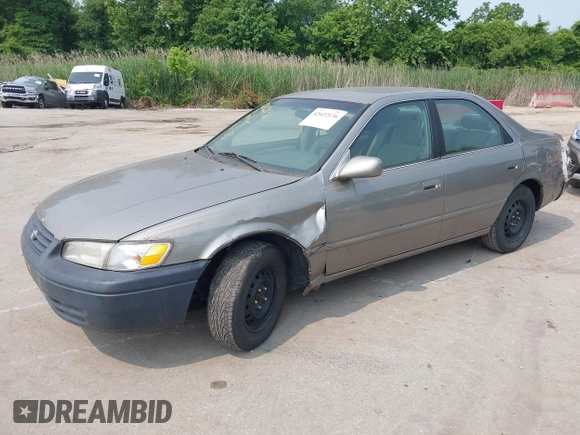 1998 Toyota Camry LE z VIN 4T1BG22K2WU278958, wystawiony jako IAAI lot #42422136 z przebiegiem 272 772 mil mil oraz . Historia ofert i sprzedaży dostępna na DreamBid. Obrazek 2.