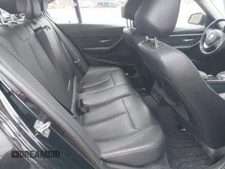 2015 BMW 3 Series 328i xDrive z VIN WBA3B5G53FNS16309, wystawiony jako IAAI lot #42093692 z przebiegiem 84 229 mil mil oraz . Historia ofert i sprzedaży dostępna na DreamBid. Obrazek 8.