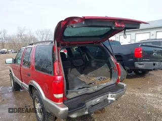2000 Chevrolet Blazer LT z VIN 1GNDT13W2Y2163805, wystawiony jako IAAI lot #41537780 z przebiegiem 170 527 mil mil oraz . Historia ofert i sprzedaży dostępna na DreamBid. Obrazek 3.