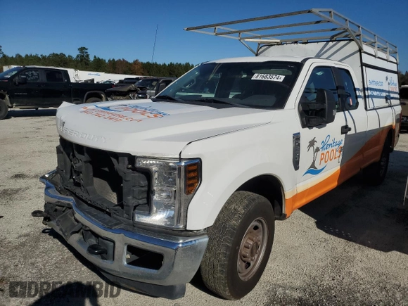 2019 Ford F-250 XL z VIN 1FT7X2A69KEC73615, wystawiony jako Copart lot #81683574 z przebiegiem 125 534 mil mil oraz Szkoda całkowita • Salvage title. Historia ofert i sprzedaży dostępna na DreamBid. Obrazek 2.