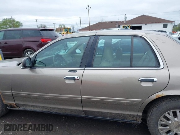 2003 Ford Crown Victoria LX z VIN 2FAFP74W13X120754, wystawiony jako IAAI lot #42212879 z przebiegiem 91 438 mil mil oraz . Historia ofert i sprzedaży dostępna na DreamBid. Obrazek 14.