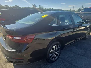 2024 Volkswagen Jetta S z VIN 3VW5M7BUXRM054755, wystawiony jako IAAI lot #42808965 z przebiegiem 23 995 mil mil oraz . Historia ofert i sprzedaży dostępna na DreamBid. Obrazek 21.