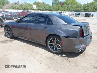 2015 Chrysler 300 S z VIN 2C3CCABGXFH859898, wystawiony jako IAAI lot #42275542 z przebiegiem 164 402 mil mil oraz . Historia ofert i sprzedaży dostępna na DreamBid. Obrazek 3.