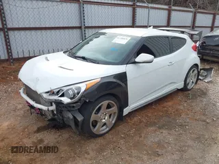 2013 Hyundai Veloster Turbo z VIN KMHTC6AE2DU128607, wystawiony jako IAAI lot #41788836 z przebiegiem 115 500 mil mil oraz . Historia ofert i sprzedaży dostępna na DreamBid. Obrazek 2.