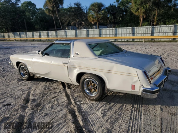1975 Oldsmobile Cutlass z VIN 3J57T5M323248, wystawiony jako Copart lot #80526124 z przebiegiem 13 934 mil mil oraz Szkody całkowita. Historia ofert i sprzedaży dostępna na DreamBid. Obrazek 2.