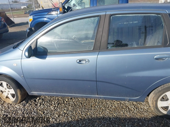 2007 Chevrolet Aveo LS z VIN KL1TD666X7B728902, wystawiony jako IAAI lot #40950124 z przebiegiem Nie podano mil oraz . Historia ofert i sprzedaży dostępna na DreamBid. Obrazek 14.