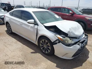 2016 Toyota Avalon Limited z VIN 4T1BK1EB4GU212112, wystawiony jako IAAI lot #42118490 z przebiegiem 241 674 mil mil oraz . Historia ofert i sprzedaży dostępna na DreamBid. Obrazek 1.