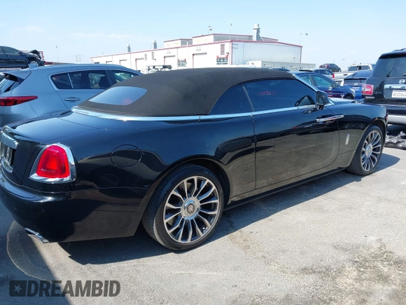 2018 Rolls-Royce Dawn z VIN SCA666D59JU115652, wystawiony jako IAAI lot #39811506 z przebiegiem 21 608 mil mil oraz . Historia ofert i sprzedaży dostępna na DreamBid. Obrazek 4.
