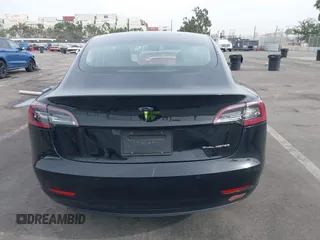 2020 Tesla Model 3 Long Range z VIN 5YJ3E1EB0LF600098, wystawiony jako IAAI lot #41071258 z przebiegiem 149 939 mil mil oraz . Historia ofert i sprzedaży dostępna na DreamBid. Obrazek 17.