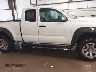 2016 Toyota Tacoma SR z VIN 5TFSX5ENXGX042148, wystawiony jako IAAI lot #41592688 z przebiegiem 126 528 mil mil oraz . Historia ofert i sprzedaży dostępna na DreamBid. Obrazek 13.