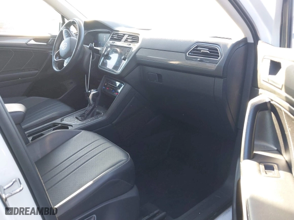 2022 Volkswagen Tiguan SE with VIN 3VV3B7AXXNM020225, listed as a IAAI auction lot 41637473 with 32,340 mi miles. Bid and sale history available at carsss.com. Image 5.