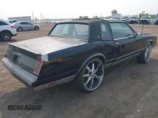 1984 Chevrolet Monte Carlo z VIN 1G1AZ37H9ER201513, wystawiony jako IAAI lot #42416804 z przebiegiem 80 467 mil mil oraz . Historia ofert i sprzedaży dostępna na DreamBid. Obrazek 4.