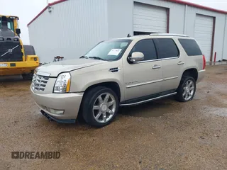 2008 Cadillac Escalade with VIN 1GYEC63818R151366, listed as a IAAI auction lot 41563949 with 272,163 mi miles. Bid and sale history available at carsss.com. Image 2.