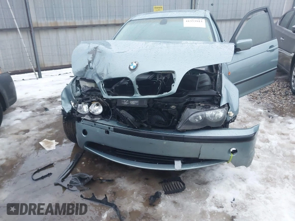 2005 BMW 3 Series 325i with VIN WBAEV33475KW16987, listed as a IAAI auction lot 41353913 with 211,222 mi miles. Bid and sale history available at carsss.com. Image 6.
