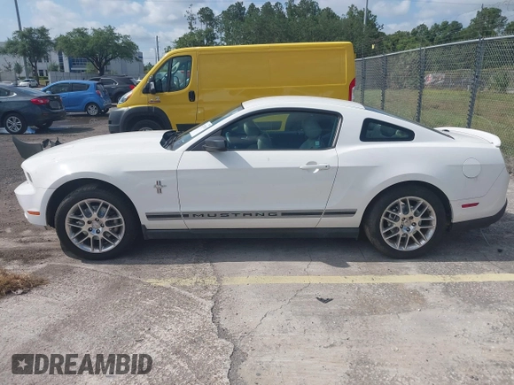 2012 Ford Mustang Premium z VIN 1ZVBP8AMXC5271916, wystawiony jako IAAI lot #42187185 z przebiegiem 103 379 mil mil oraz . Historia ofert i sprzedaży dostępna na DreamBid. Obrazek 14.