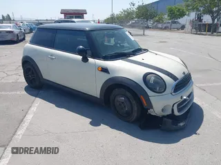 2012 MINI Hardtop z VIN WMWSU3C57CT185623, wystawiony jako IAAI lot #42177627 z przebiegiem 159 596 mil mil oraz . Historia ofert i sprzedaży dostępna na DreamBid. Obrazek 1.