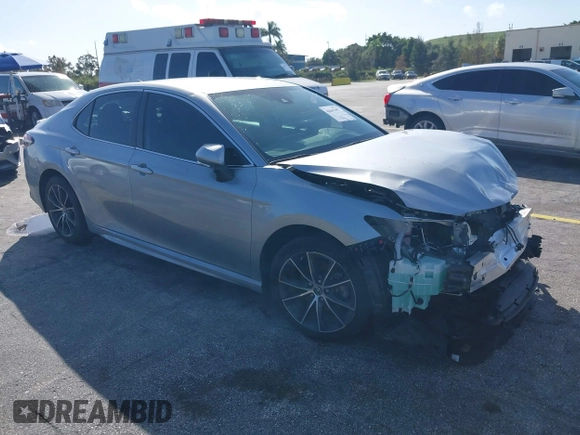 2023 Toyota Camry SE z VIN 4T1G11AK9PU805365, wystawiony jako IAAI lot #40647197 z przebiegiem 18 643 mil mil oraz . Historia ofert i sprzedaży dostępna na DreamBid. Obrazek 1.