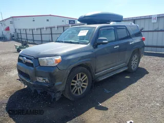 2011 Toyota 4Runner Trail z VIN JTEBU5JR2B5038483, wystawiony jako IAAI lot #42229355 z przebiegiem 207 245 mil mil oraz . Historia ofert i sprzedaży dostępna na DreamBid. Obrazek 2.