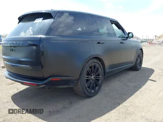 2024 Land Rover Range Rover SE z VIN SALKP9E96RA092327, wystawiony jako IAAI lot #42060310 z przebiegiem 41 594 mil mil oraz . Historia ofert i sprzedaży dostępna na DreamBid. Obrazek 4.