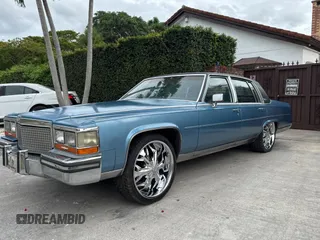 1988 Cadillac Brougham z VIN 1G6DW51Y1J9710932, wystawiony jako Copart lot #82010974 z przebiegiem 72 122 mil mil oraz Tytuł czysty. Historia ofert i sprzedaży dostępna na DreamBid. Obrazek 2.